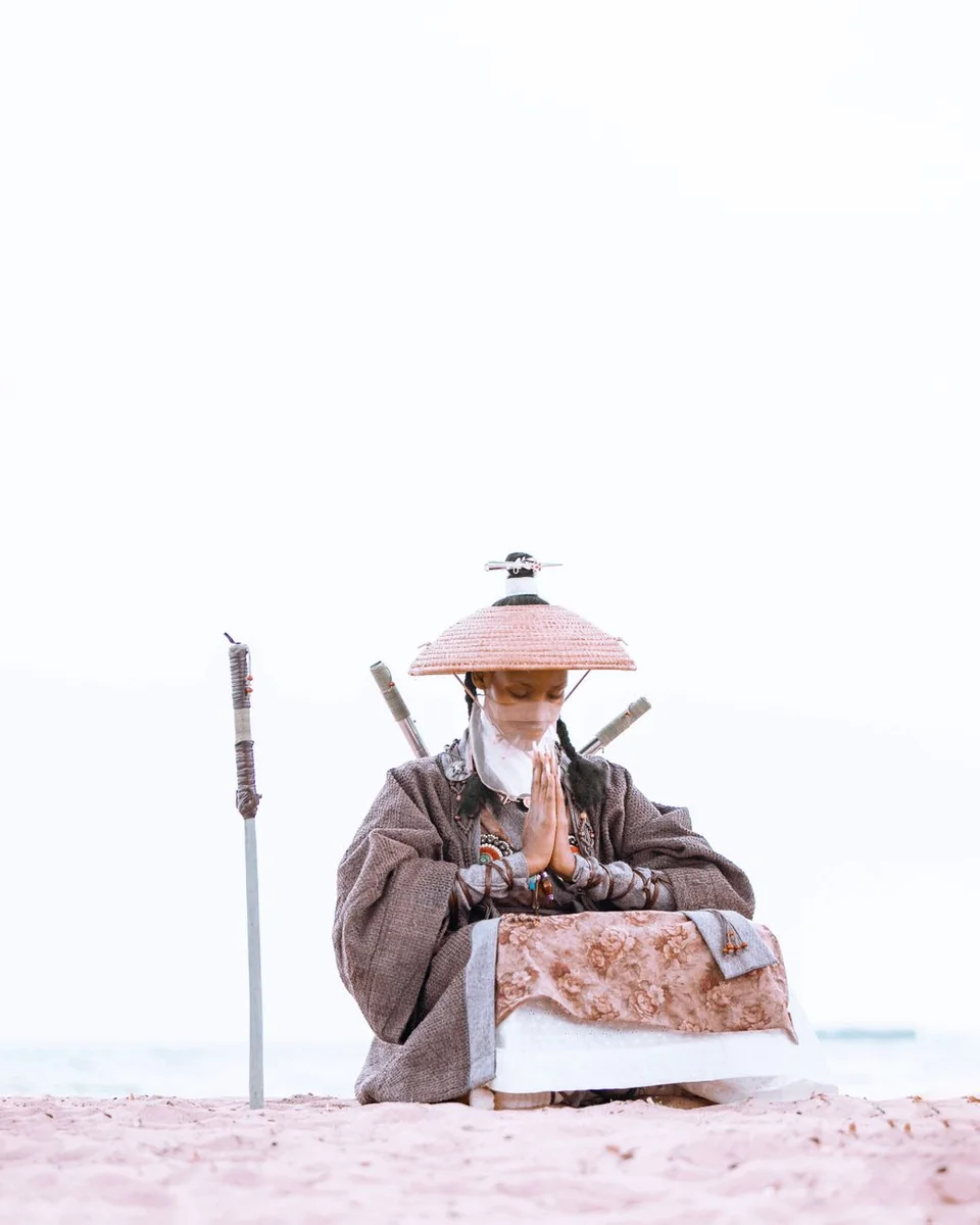 天美影视本期专题主视觉，呈现城市清晨与夜晚的版面主题